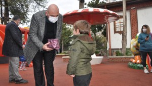 PARKTA OYNAYAN ÇOCUKLARA HEDİYELER BAŞKANDAN