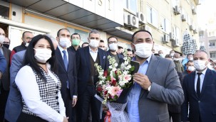 BELEDİYE PERSONELİ, BAŞKAN YILMAZ'I ALKIŞLARLA KARŞILADI