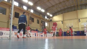 Görme engelli sporculardan farkındalık için Futsal maçı
