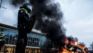 HOLLANDA'DA SOKAKLAR KARIŞTI !!