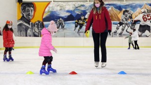 PANDEMİ GÜNLERİNDE BUZ PATENİ KEYFİ 