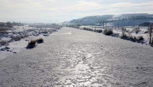 Türkiye'nin en uzun nehri kısmen buz tuttu