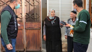 "Yolda Bulduğu Cüzdanı Sahibine Teslim Etti"   Toroslar Belediyesi'nin temizlik görevlisi sokağı süpürürken bulduğu cüzdanı sahibine teslim ederek, örnek bir davranış sergiledi.  