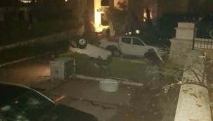 Alaçatı'da hortum: Çatılar uçtu, araçlar takla attı