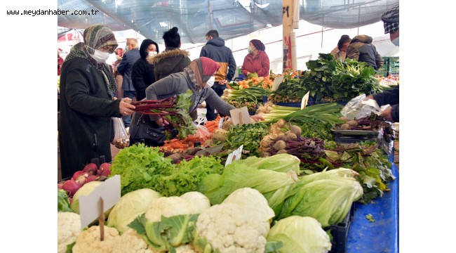Aliağa Pazarını Kışlık Sebze ve Meyveler Şenlendiriyor
