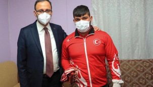 BAKAN KASAPOĞLUNDAN MİLLİ HALTERCİYE EVİNDE ZİYARET