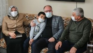 BAŞKAN BİLGİN ENGELLİ AİLELERİNİ ZİYARET EDEREK KARNE HEDİYESİ DAĞITTI…