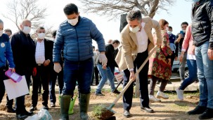 BAŞKAN SANDAL, ÇOCUKLAR VE SPORCULARLA FİDAN DİKTİ