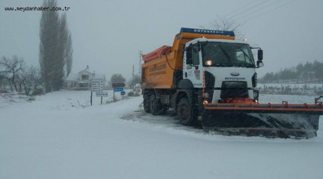 BAŞKENT'TE KAR TEYAKKUZU: EKİPLER 7/24 SAHADA, ÇALIŞMALAR CANLI YAYINDA