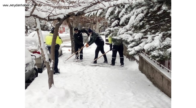 Belediye Ekiplerinden Gece Gündüz Kar Mesaisi