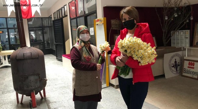 Bergama Belediyesi Nergis çiçeği dağıttı