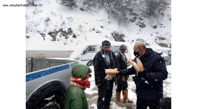 Bergama'da zabıta Yukarıada'ya ekmek dağıttı