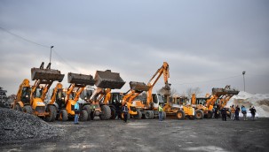 BEYLİKDÜZÜ BELEDİYESİ'NİN KARLA MÜCADELE ÇALIŞMALARI ARALIKSIZ DEVAM EDİYOR