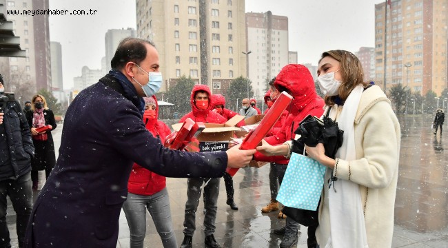 ÇALIK'TAN SEVGİLİLER GÜNÜ ÖNCESİ VATANDAŞLARA KIRMIZI GÜL HEDİYESİ