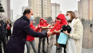 ÇALIK'TAN SEVGİLİLER GÜNÜ ÖNCESİ VATANDAŞLARA KIRMIZI GÜL HEDİYESİ