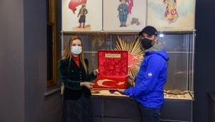 DEÜ'DEN AZERBAYCANLI DAĞCILARA ANLAMLI HEDİYE