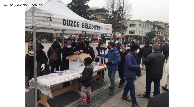 DÜZCE BELEDİYESİ KANDİL SİMİDİ DAĞITTI
