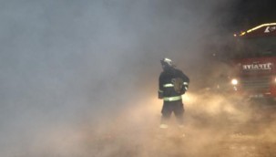 Erciş'te yangın: 2 itfaiye eri ve 8 vatandaş yaralandı