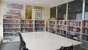 Kütüphanede Tüm Kurallara Uyuluyor