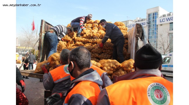 Etimesgut Belediyesi ihtiyaç sahibi ailelere soğan ve patates dağıttı
