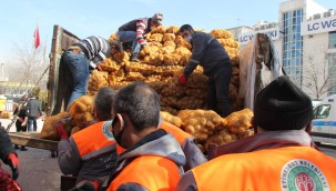 Etimesgut Belediyesi ihtiyaç sahibi ailelere soğan ve patates dağıttı