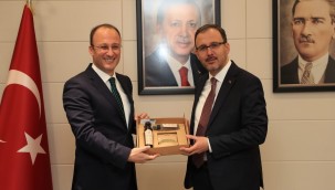 Gençlik ve Spor Bakanı Mehmet Muharrem Kasapoğlu, Pamukkale Belediye Başkanı Avni Örki'yi ziyaret etti.