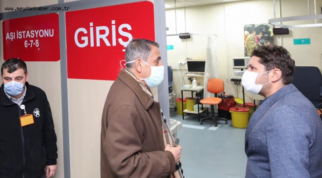 İzmir'de Koronavirüs Aşı Mesaisi Hastanelerde Gece 24.00'e Kadar Devam Ediyor.