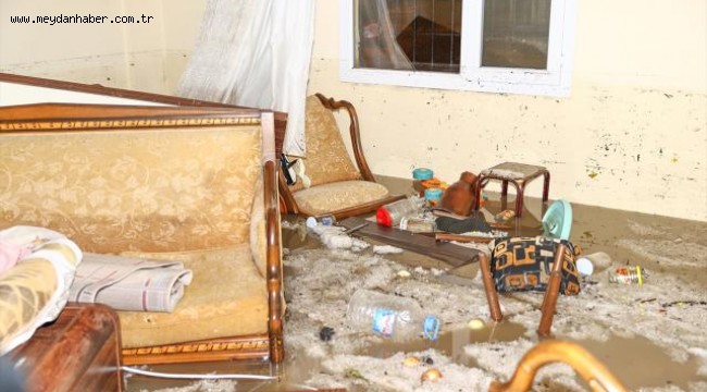 İzmir'de kuvvetli yağış su baskınlarına neden oldu