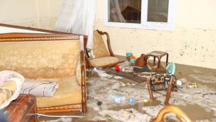 İzmir'de kuvvetli yağış su baskınlarına neden oldu