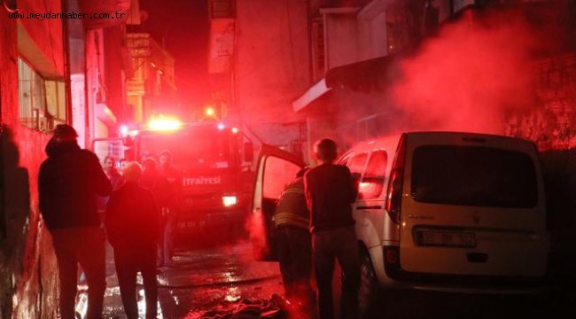 İzmir'de yangın: 2 araç ve 1 iş yeri zarar gördü