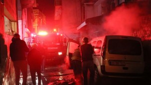 İzmir'de yangın: 2 araç ve 1 iş yeri zarar gördü