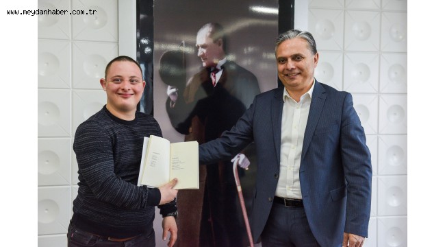 Kitabını Başkan Uysal için imzaladı