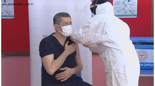 ÖĞRETMENLER AŞILANIYOR. İlk aşıyı Milli Eğitim Bakanı Selçuk oldu