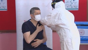 ÖĞRETMENLER AŞILANIYOR. İlk aşıyı Milli Eğitim Bakanı Selçuk oldu