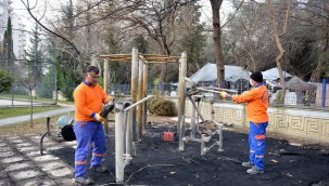 Parkta yangının izleri siliniyor