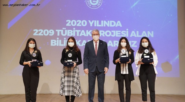 Rektör Budak'tan Egeli bilim kadınlarına plaket