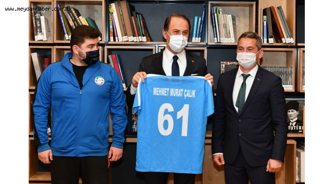 ŞAMPİYON YÜZÜCÜLER, BAŞKAN ÇALIK'I ZİYARET ETTİ