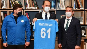 ŞAMPİYON YÜZÜCÜLER, BAŞKAN ÇALIK'I ZİYARET ETTİ