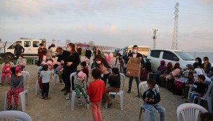 Tarım işçilerinin çocukları bir günlüğüne de olsa geçim derdini unutup eğlendi