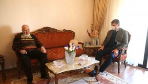 Tugay'dan asırlık çınara ziyaret