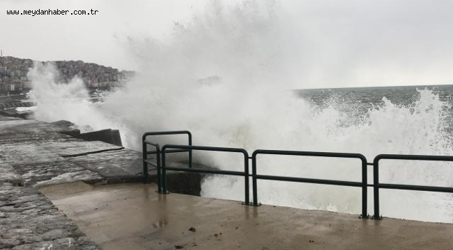 Zonguldak'ta fırtına: Dalgaların boyu 5 metreye çıktı