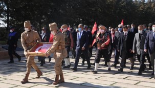 ANITKABİR'DE DALGALANAN BAYRAK MİLLİ ŞAİRİN EVİNDE