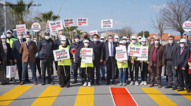 AYVALIK'TA YAYALAR İÇİN KIRMIZI ÇİZGİ