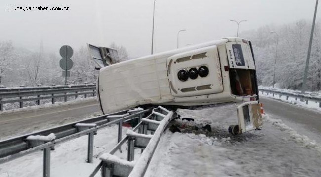 Bartın'da işçileri taşıyan minibüs devrildi: 11 yaralı
