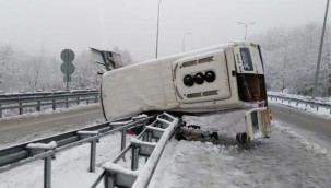 Bartın'da işçileri taşıyan minibüs devrildi: 11 yaralı