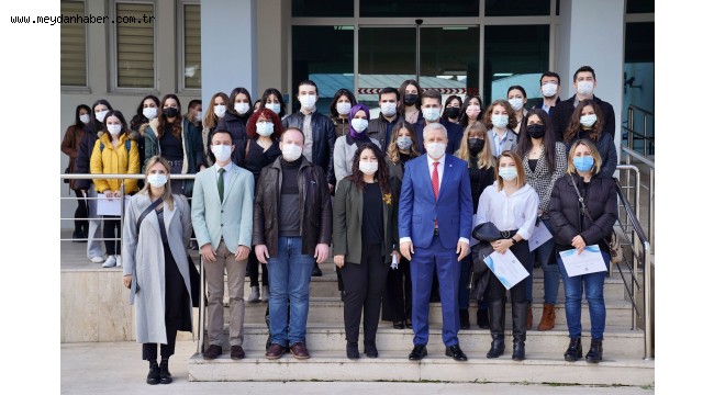 Başarılı doktora öğrencileri sertifikalarını Rektör Budak'ın elinden aldı