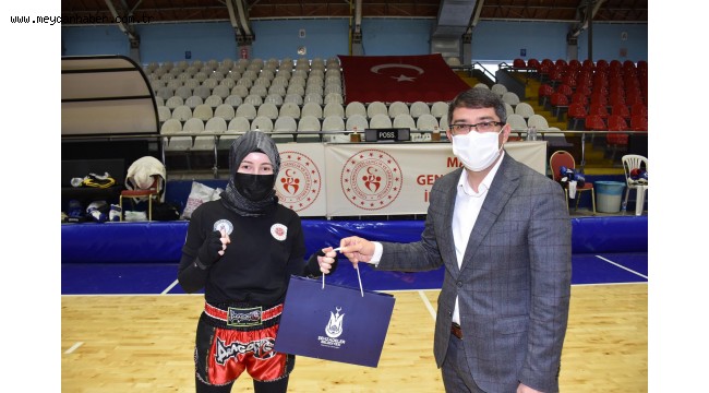 BAŞKAN ÇELİK MUAYTHAİ ANTRENÖRLERİNE BAŞARILAR DİLEDİ