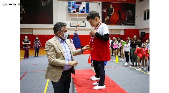 BAŞKAN SANDAL'DAN BAŞARILI SPORCULARA MADALYA