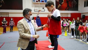 BAŞKAN SANDAL'DAN BAŞARILI SPORCULARA MADALYA