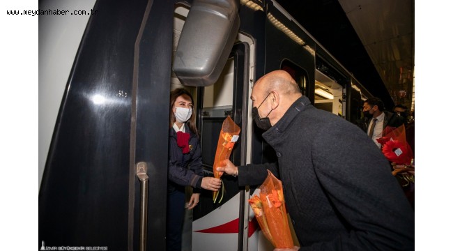 Başkan Soyer kadınlara karanfil dağıttı